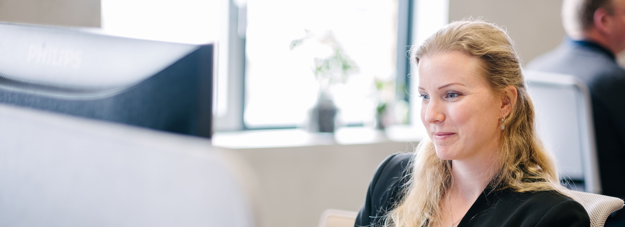 Foto dame achter pc - arbeidsvoorwaarden (Over Ons) (2)