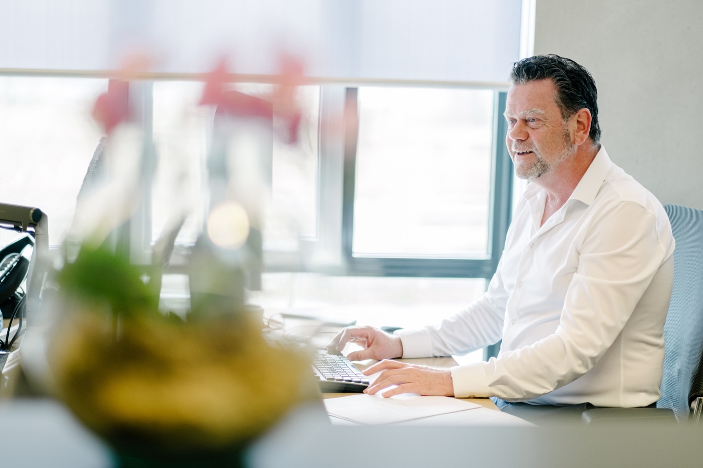 Foto René achter pc - Over Ons